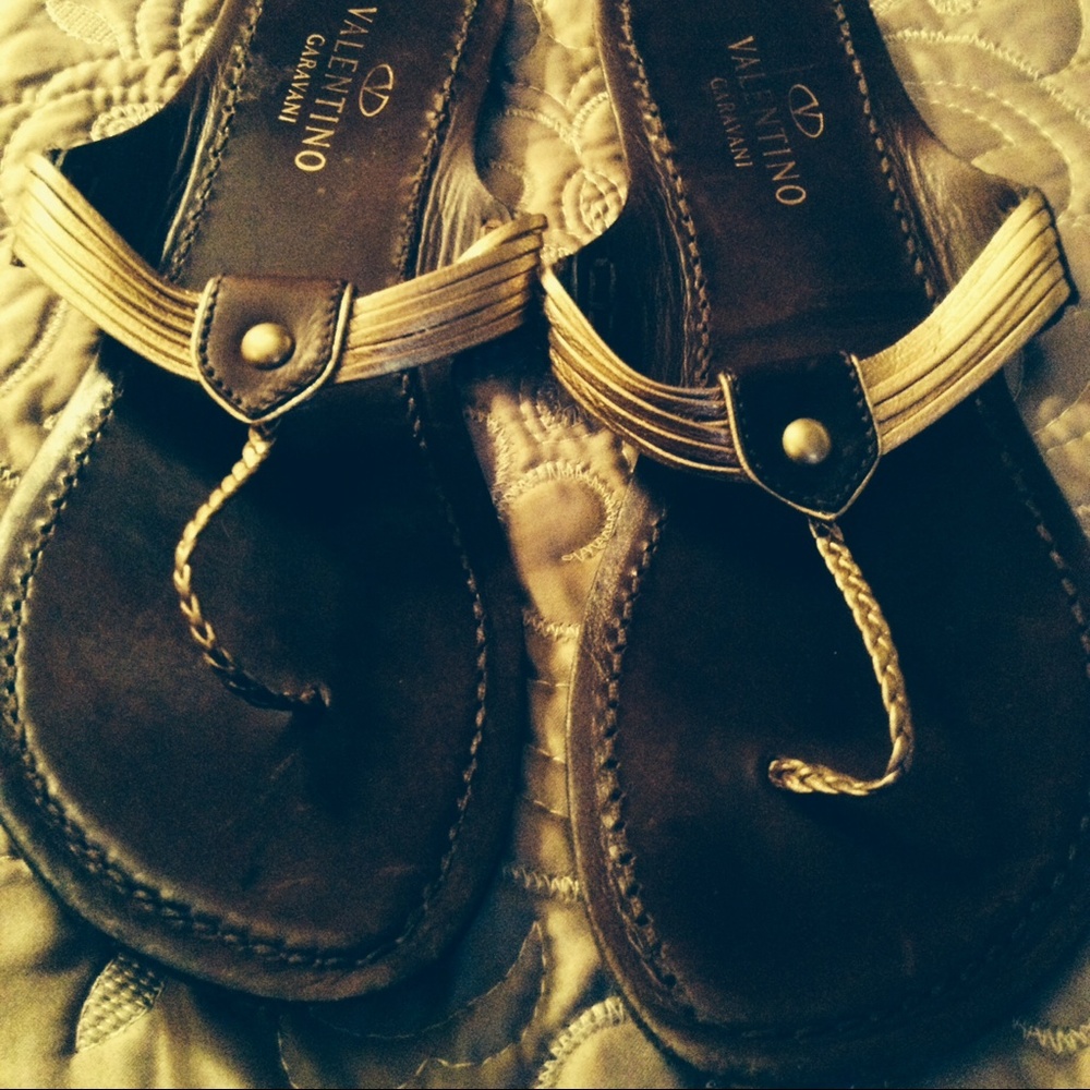 ❌❌SOLD❌❌Valentino brown & gold sandals.